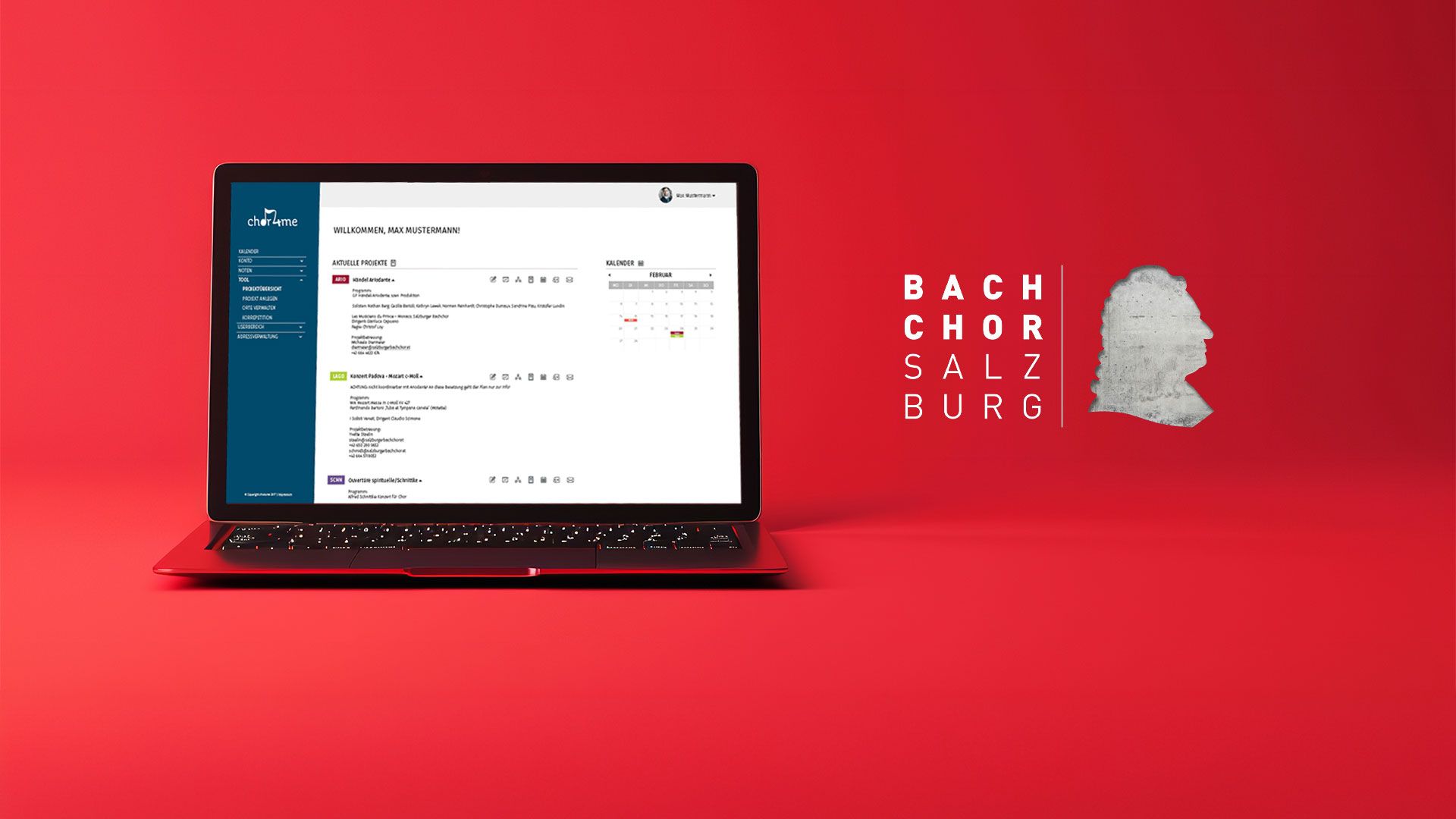 Laptop mit geöffneter Webseite vor rotem Hintergrund, links Menüleiste, rechts Kalender, neben dem Laptop das Logo von 'BACH CHOR SALZBURG' und Silhouette eines Kopfprofils.
