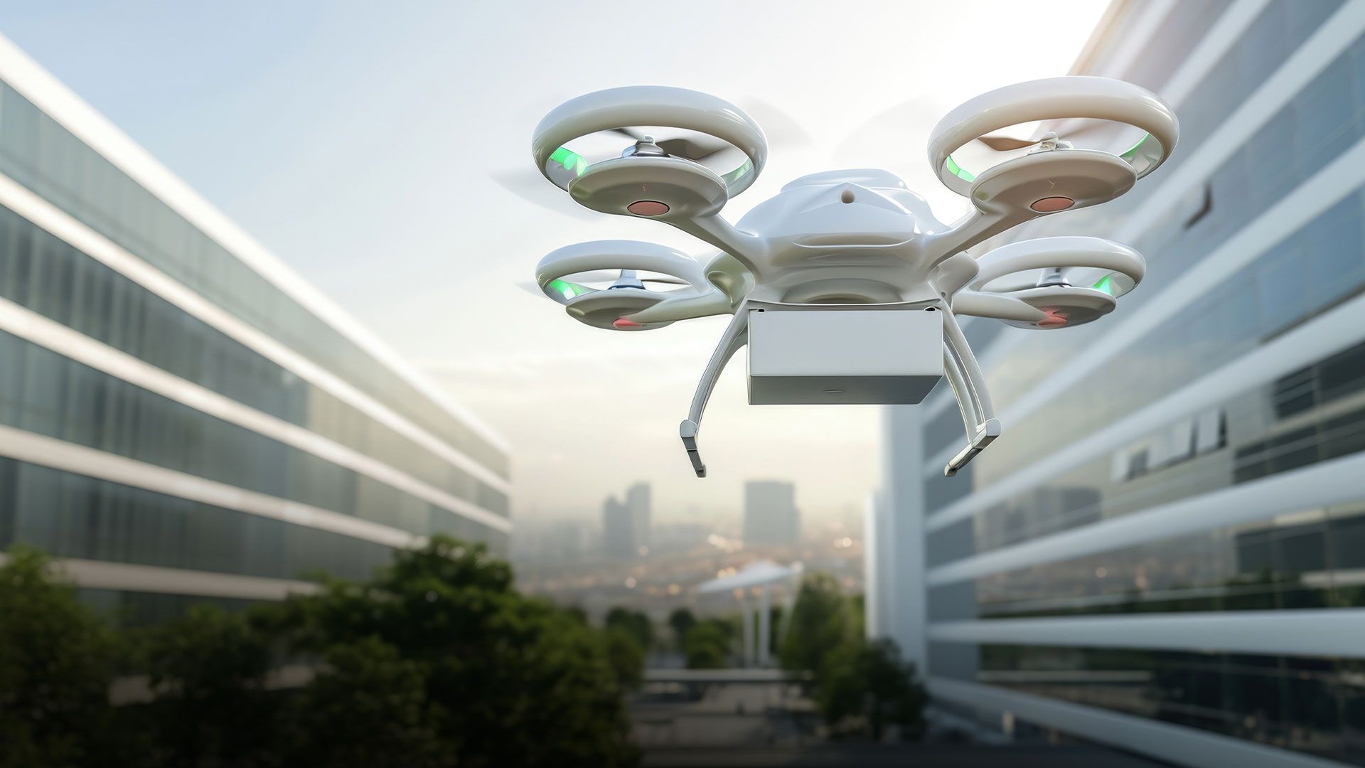 Nahaufnahme einer weißen Drohne mit vier Rotoren vor unscharfem Stadtgebäude-Hintergrund