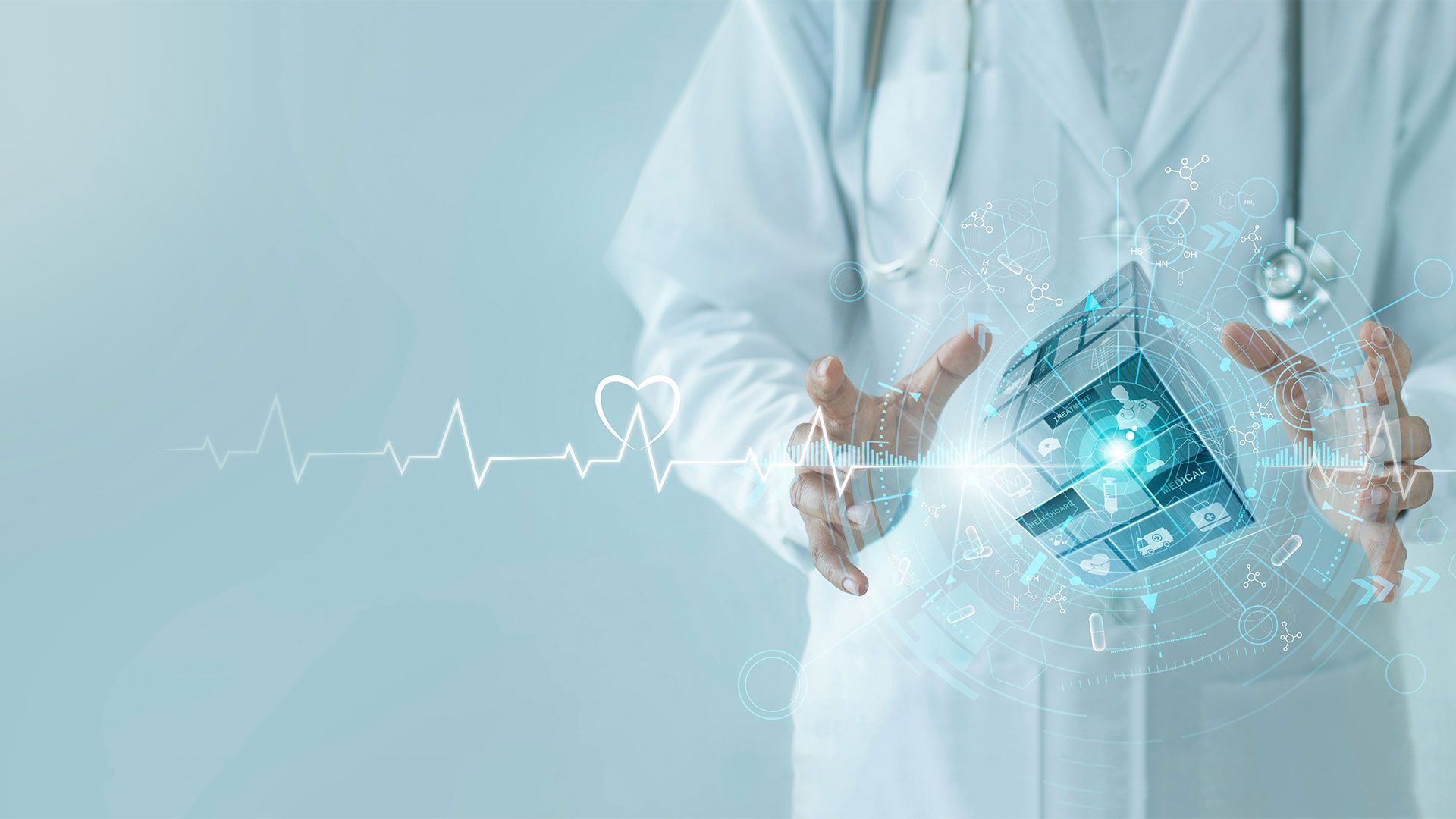 Arzt in weißem Kittel mit Stethoskop vor Brust hält Hände um schwebenden, transparenten digitalen Würfel mit medizinischen Symbolen und Datenvisualisierungen