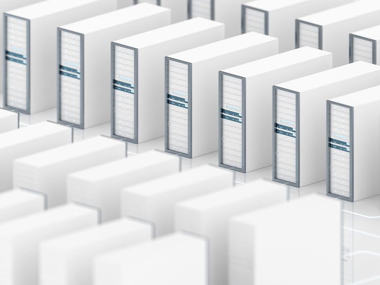 Reihen weißer Serverracks in einem modernen Rechenzentrum, mit sichtbaren Kontrollanzeigen und strukturiertem Layout.