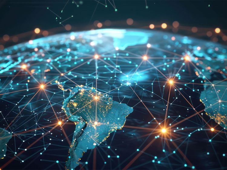 Digitale Weltkarte mit leuchtenden Verbindungslinien und Knotenpunkten über Südamerika und angrenzenden Regionen.